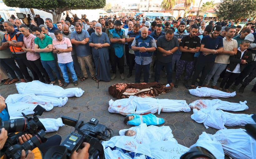 Der Al-Jazeera-Korrespondent Wael Al-Dahdouh (M.) trauert um seine Frau, Kinder und andere Angehörige der Familie, die am Tag zuvor bei einem israelischen Angriff auf das Nuseirat-Lager ums Leben gekommen sind
