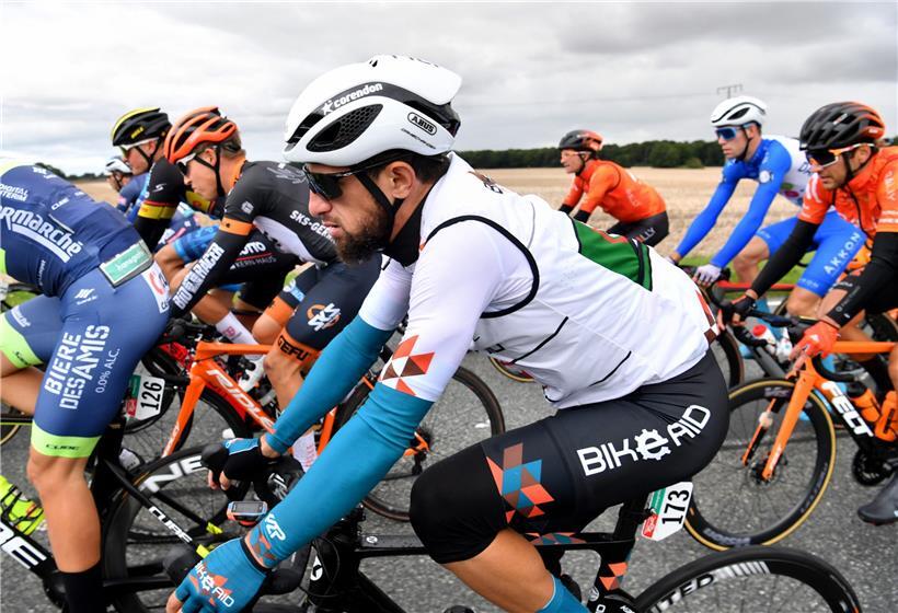 Der Algerier Azzadine Lagab ist am Donnerstag bei der ersten Etappe der Deutschland-Tour mit dem Peloton ins Ziel gerollt
