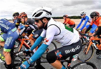 Der Algerier Azzadine Lagab ist am Donnerstag bei der ersten Etappe der Deutschland-Tour mit dem Peloton ins Ziel gerollt
