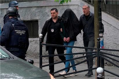 Der Amokschütze wird von Polizisten abgeführt
