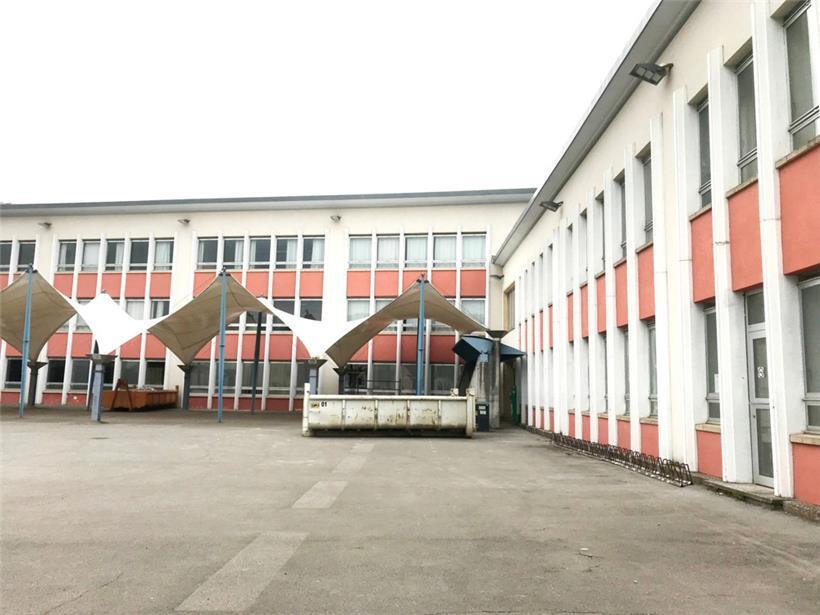 Der Anbau wird an der Rückwand der Faubourg-Schule errichtet. Die Schule selbst soll zu einem späteren Zeitpunkt grundsaniert werden.
