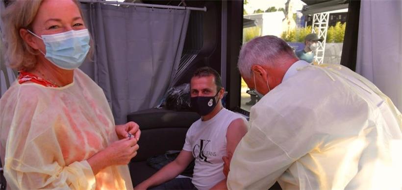 Der Andrang war enorm am Donnerstagabend auf dem Glacis: Im mobilen Impfbus konnten sich alle Passanten quasi im Vorbeigehen impfen lassen. Gesundheitsministerin Paulette Lenert hatte Pflaster für die Impffreudigen parat.
