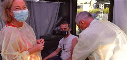Der Andrang war enorm am Donnerstagabend auf dem Glacis: Im mobilen Impfbus konnten sich alle Passanten quasi im Vorbeigehen impfen lassen. Gesundheitsministerin Paulette Lenert hatte Pflaster für die Impffreudigen parat.
