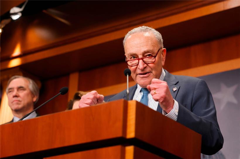 Der Anführer der Demokraten im Senat, Chuck Schumer, erklärte, dass Trumps Ausgabensperre gegen die US-Verfassung verstoße 
