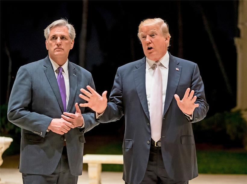 Der Anführer der Republikaner im Repräsentantenhaus Kevin McCarthy (r.) will der Ukraine keinen „Blankoscheck“ mehr ausstellen und Trump findet Putin „schlau“: Beide sind aber Umfragen zufolge mit ihren Ansichten in der republikanischen Partei in der Minderheit
