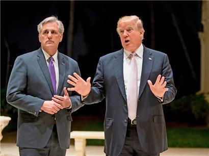 Der Anführer der Republikaner im Repräsentantenhaus Kevin McCarthy (r.) will der Ukraine keinen „Blankoscheck“ mehr ausstellen und Trump findet Putin „schlau“: Beide sind aber Umfragen zufolge mit ihren Ansichten in der republikanischen Partei in der Minderheit
