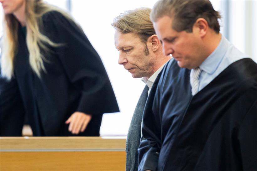 Der Angeklagte Christian B. (l) steht vor Prozessbeginn in den Gerichtssaal im Landgericht Braunschweig, daneben steht sein Anwalt Friedrich Fülscher (r)
