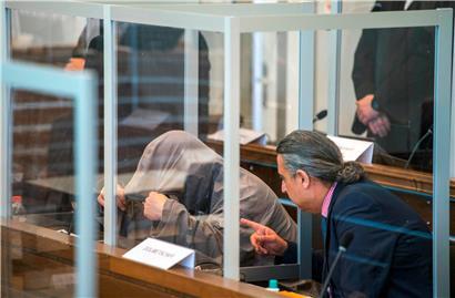 Der Angeklagte Eyad A. (l.) im April vorigen Jahres während des Prozesses in Koblenz
