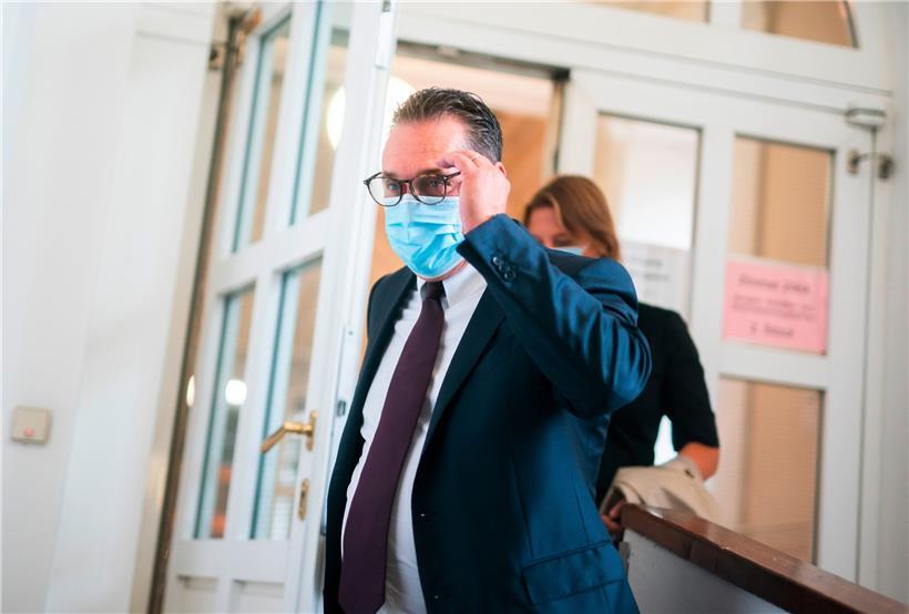 Der Angeklagte Heinz-Christian Strache vor Prozessbeginn im großen Schwurgerichtssaal im Landesgericht Wien
