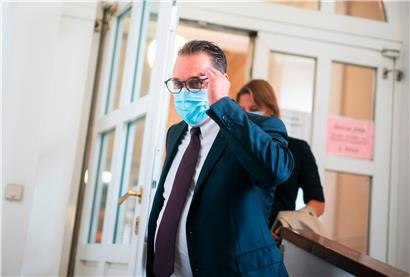 Der Angeklagte Heinz-Christian Strache vor Prozessbeginn im großen Schwurgerichtssaal im Landesgericht Wien
