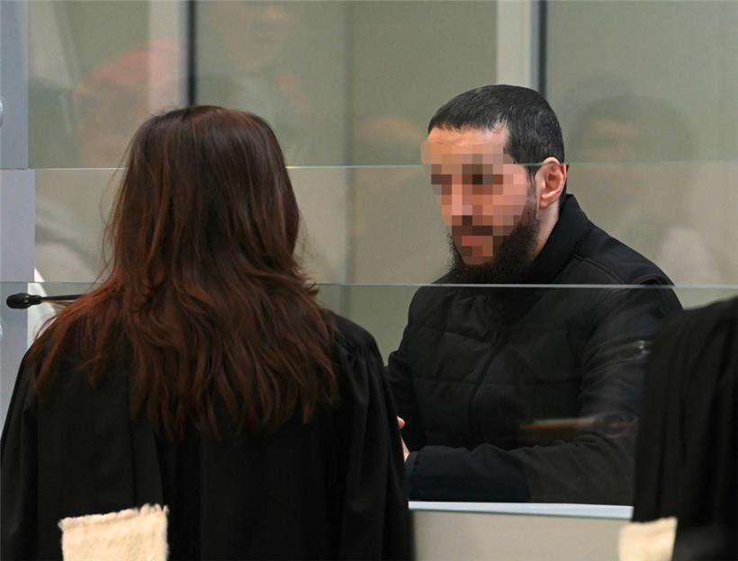 Der Angeklagte Mohamed Abrini spricht am 3. April während des Prozesses zu den Brüsseler Terroranschlägen mit seiner Anwältin
