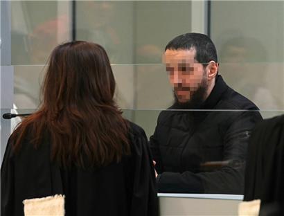 Der Angeklagte Mohamed Abrini spricht am 3. April während des Prozesses zu den Brüsseler Terroranschlägen mit seiner Anwältin
