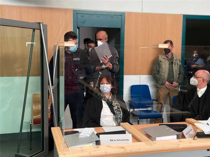 Der Angeklagte betritt an einem früheren Prozesstag den Gerichtssaal.
