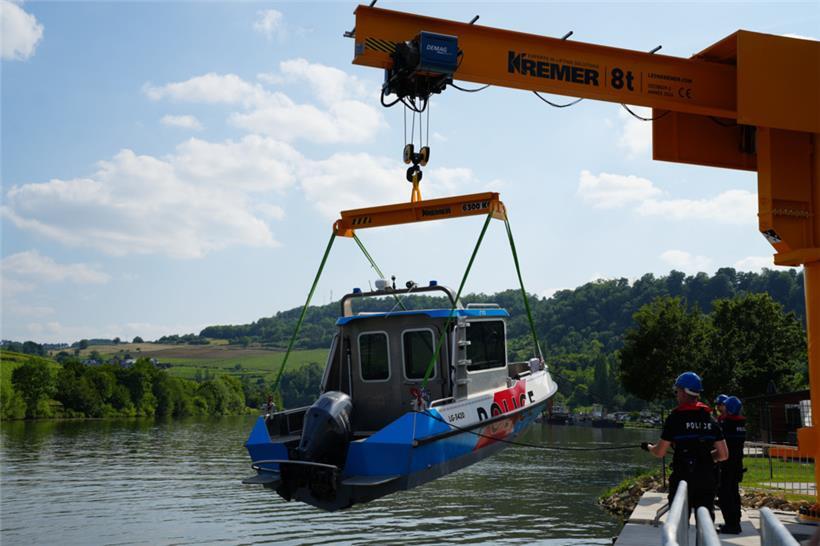 Der Anleger ist mit zwei Kränen ausgestattet, die jeweils bis zu acht Tonnen heben können
