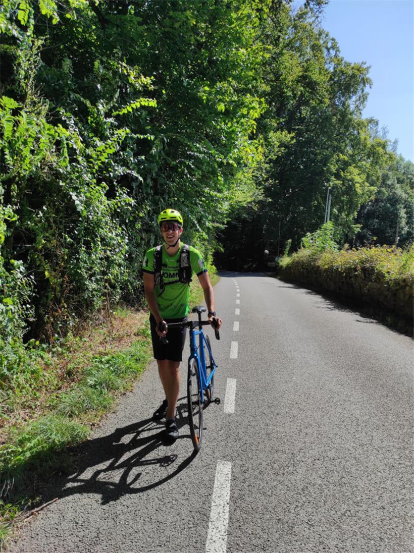 Der Anstieg von Schrassig nach Sandweiler hat es in sich: Chris muss kapitulieren – und schiebt sein Rad den Berg hoch
