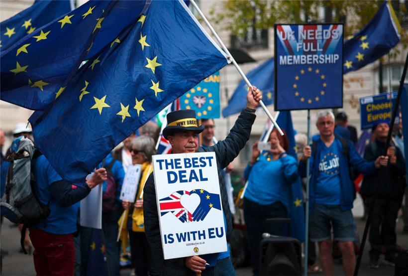Der Anti-Brexit-Demonstrant Steve Bray und andere EU-Befürworter schwenken Fahnen
