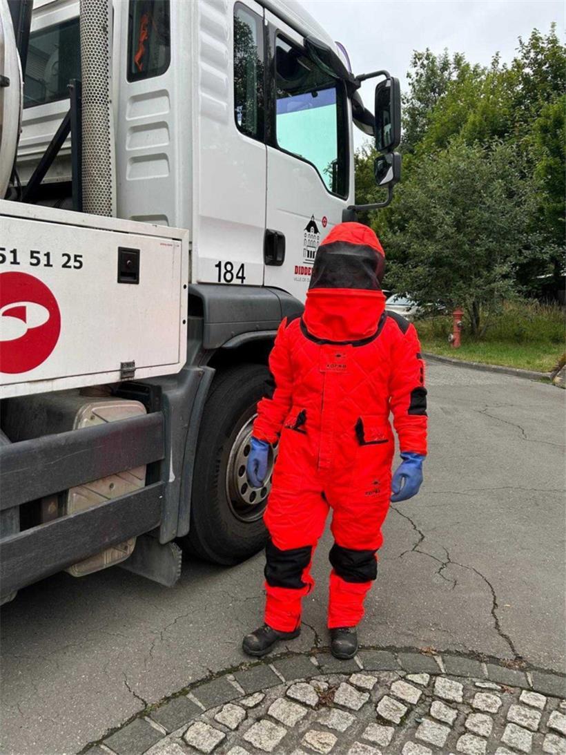Der Anzug der ANF ist dick genug, um gegen den Stachel der asiatischen Hornisse zu schützen
