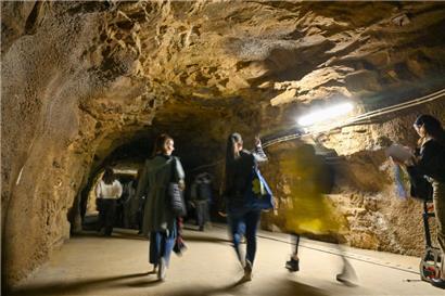 Der „Aquatunnel“ erstreckt sich über 900 Meter und liegt rund 60 Meter unter der Stadt
