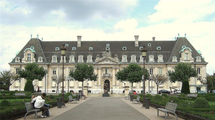 Der Arbed-Palast und der davor liegende „Rousegäertchen“
