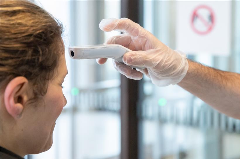 Der Arbeitstag kann auf 12 Stunden verlängert werden. Dadurch steige auch das Risiko von Behandlungsfehlern, kritisiert ein Arzt. 
