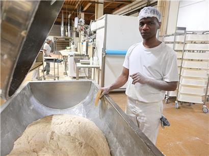 Asylbewerber Gnalby Barry bei seiner Bäckerlehre, erfolgreicher Ausbildungsabschluss in der Backkunst