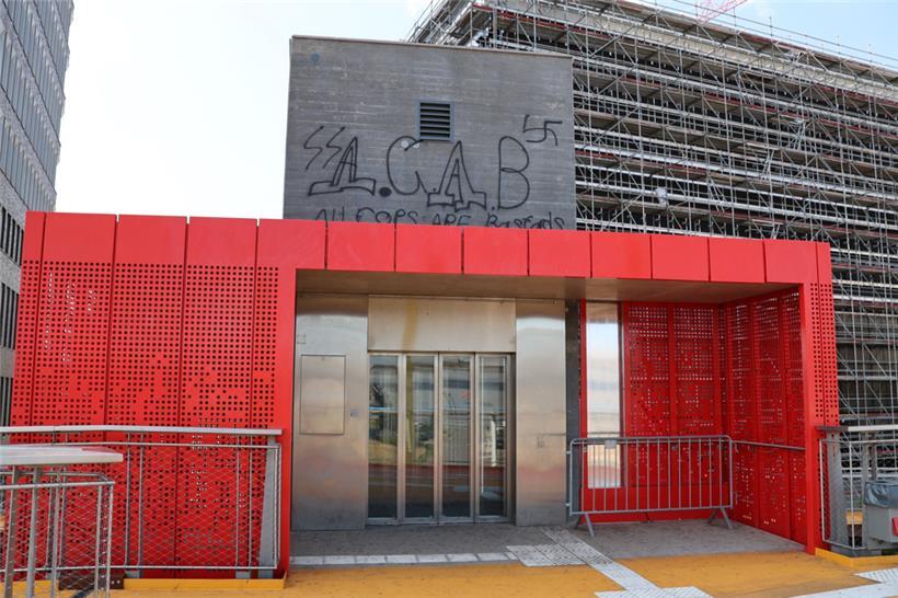 Der Aufzug mit dem Treppenhaus am „Vëlodukt“. Rechts die Stelle, an der eingebro...