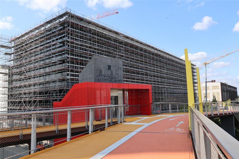 Der Aufzug mit dem Treppenhaus am „Vëlodukt“