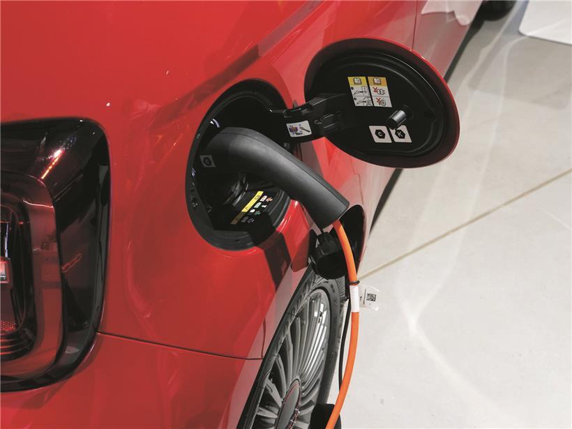 Elektroauto an moderner Ladestation – Ausbau der Ladeinfrastruktur für Elektromobilität und nachhaltige Mobilität