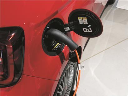 Elektroauto an moderner Ladestation – Ausbau der Ladeinfrastruktur für Elektromobilität und nachhaltige Mobilität