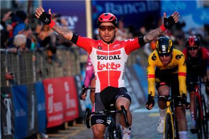 Der Australier Caleb Ewan vom Team Lotto Soudal feiert seinen Etappensieg. 
