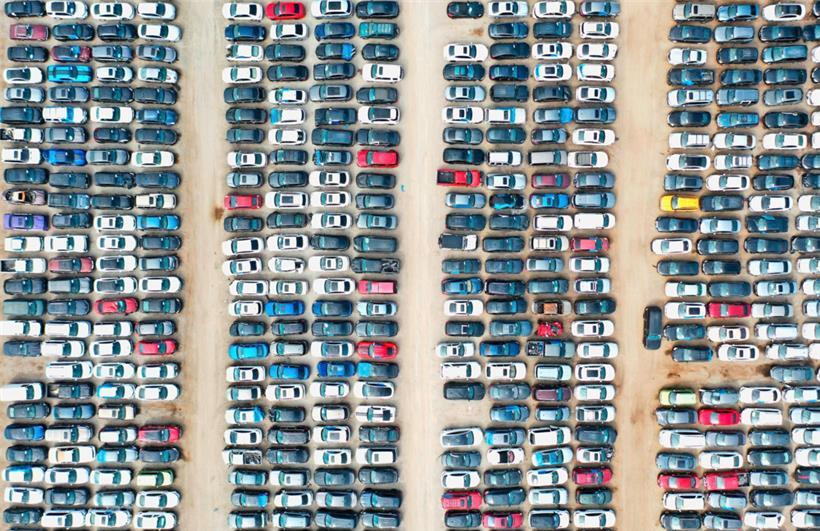 Der Automobilmarkt bleibt unter Druck. Zwar werden die Schwierigkeiten mit den Lieferketten nach und nach gelöst – doch nun fällt das Verbrauchervertrauen.
