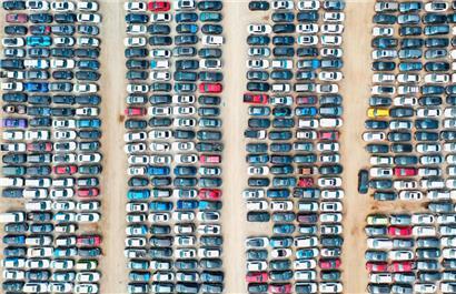 Der Automobilmarkt bleibt unter Druck. Zwar werden die Schwierigkeiten mit den Lieferketten nach und nach gelöst – doch nun fällt das Verbrauchervertrauen.
