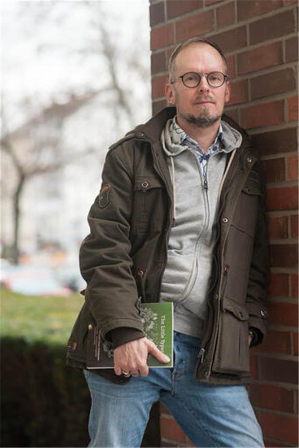 Autor Dietmar Dath bei Lesung, verbindet Gesellschaftskritik mit literarisch-philosophischem Feuerwerk