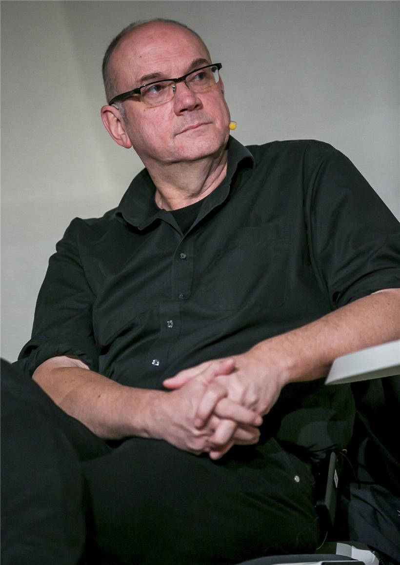 Guy Helmingers Poesie und sein achter Gedichtband „Gebäude für Breitengrade“ Guy Helminger, Autor, 2019 in Mersch, Porträtfoto im Freien