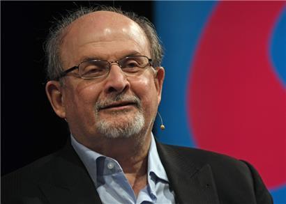 Der Autor Salman Rushdie im Jahr 2017

