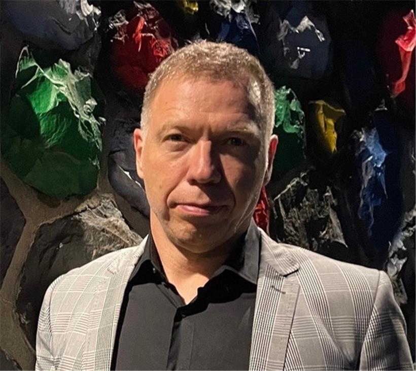 Der Autor ist Doktor der Philosophie und Psychologie und hat Sozialwissenschaften an der „École des hautes études en sciences sociales“ in Paris studiert. Seit über 20 Jahren ist er als Psychoanalytiker in Luxemburg tätig. Seine Bücher wurden in Frankreich, Kanada und Deutschland veröffentlicht.
