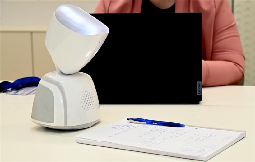 Der Avatar repräsentiert Augen, Ohren und Stimme des fehlenden Kindes im Klassenzimmer
