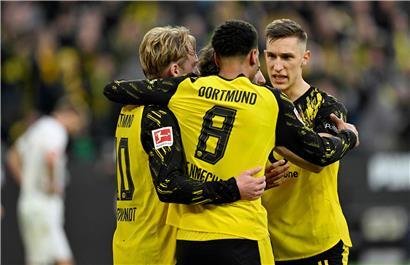 BVB-Spieler kämpfen am Dienstag in London im Fußballspiel gegen Tottenham Hotspur um Sieg