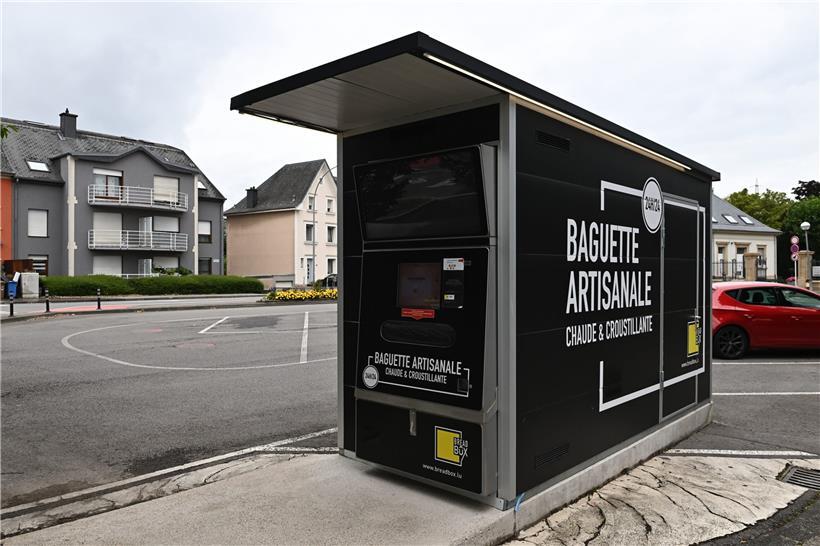 Der Baguettes-Automat auf dem Parkplatz vor dem Friedhof in Lallingen. Beobachte...