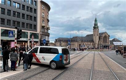 Der Bahnhof selbst, der Vorplatz und mehrere Straßen um das Gelände herum waren am Samstagnachmittag gesperrt
