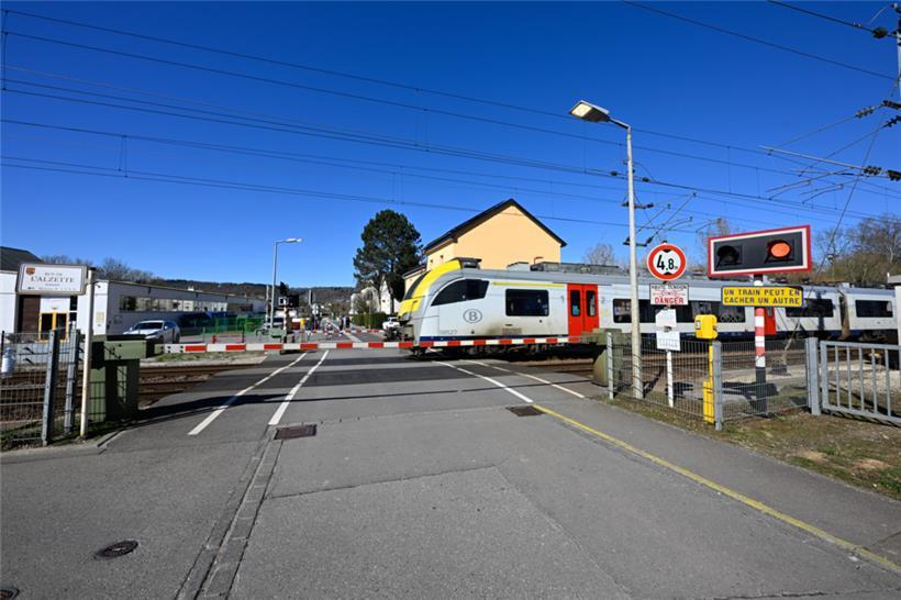 Der Bahnübergang beschränkt den Verkehr über die Strecke der Züge in Richtung Lu...