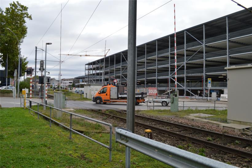 Der Bahnübergang in der Industriestraße bleibt bestehen