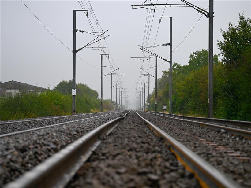 Zug auf Gleisen steht still wegen bundesweiter Bahnstreik-Unterbrechung im gesamten Schienennetz