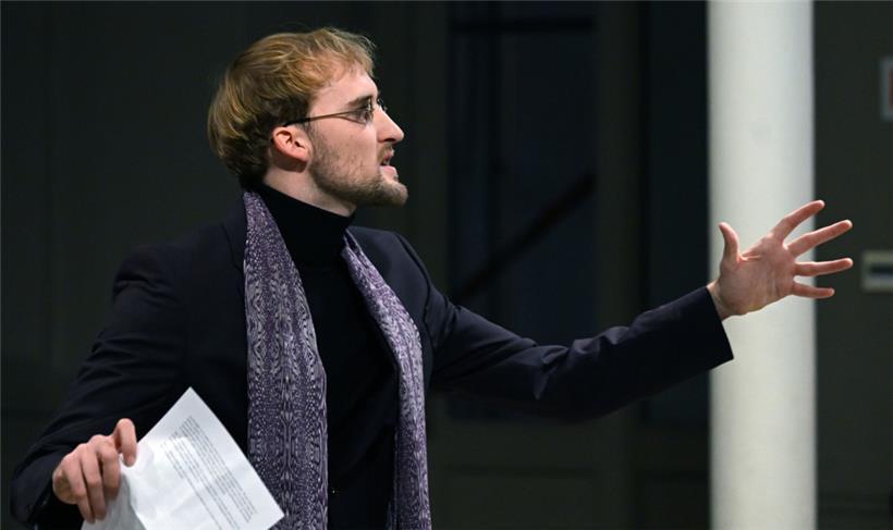 Der Balletttänzer mit seinen kreisrunden Sonnenbrillengläsern wurde mit rauschendem Applaus empfangen
