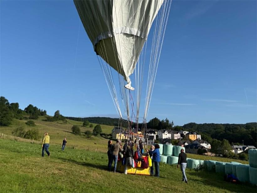 Der Ballon landet sicher auf der Wiese bei Bastendorf im Norden Luxemburgs