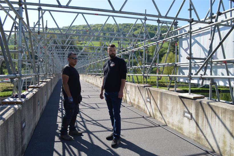 Der Baustellenleiter der Firma Ameco, Jean-Marc Weiler (r.), begutachtet den neu...