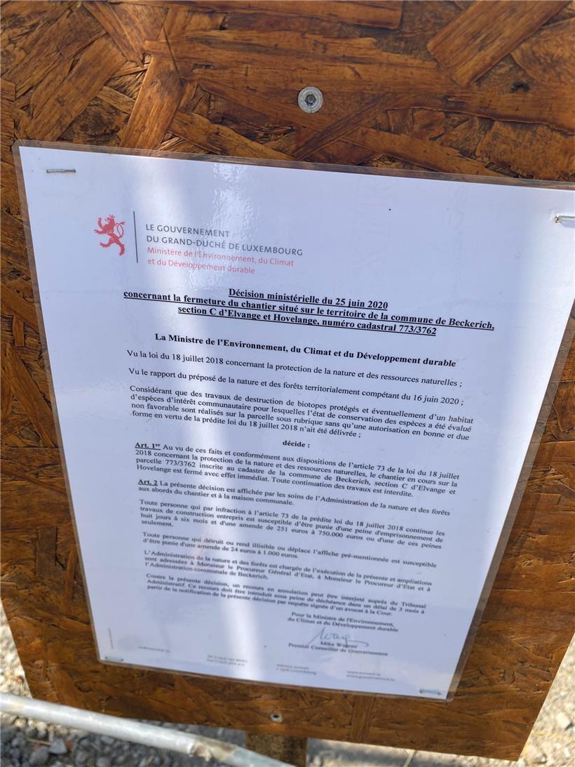 Der Baustopp-Erlass hängt noch immer am Zaun. Ihn zu entfernen oder zu beschädig...