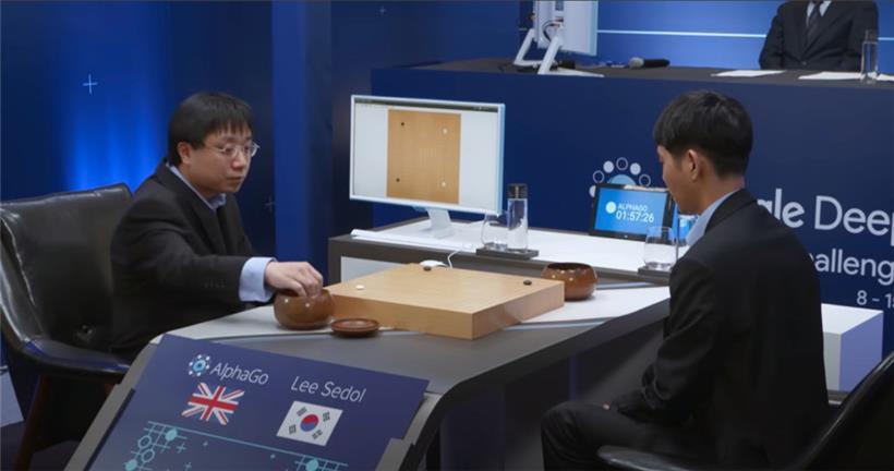 Der Beginn eines historischen Wettstreits zwischen Mensch und Maschine: die erste Partie von AlphaGo und Lee Sedol
