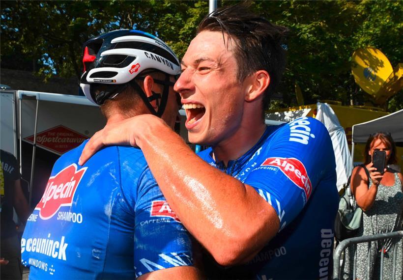 Der Belgier Jasper Philipsen (r.) freut sich über seinen ersten Tour-Etappensieg
