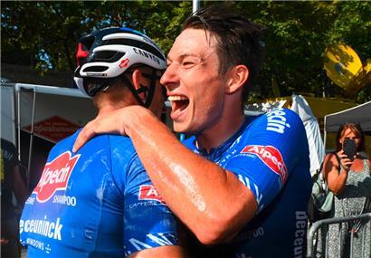 Der Belgier Jasper Philipsen (r.) freut sich über seinen ersten Tour-Etappensieg
